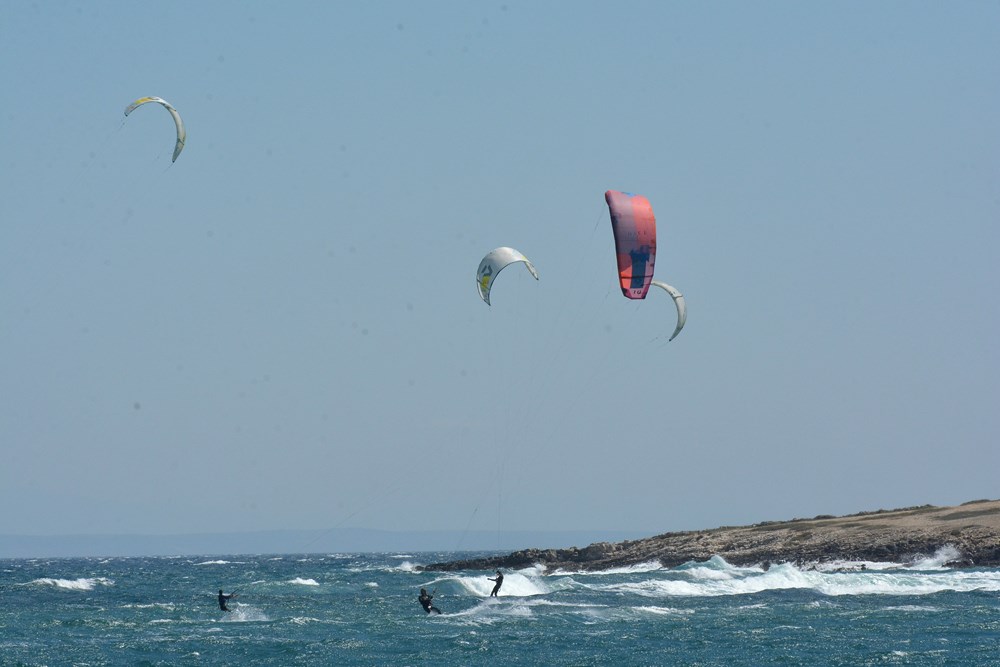 Surferi i kitesurferi u uvali Kuje u Ližnjanu (Danilo MEMEDOVIĆ)